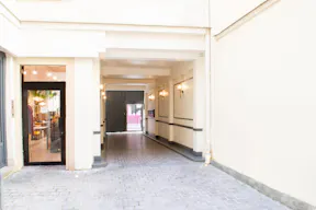 Rue de la Sainte Croix de la Bretonnerie Showroom - Image 6