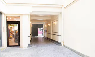 Rue de la Sainte Croix de la Bretonnerie Showroom - Image 6