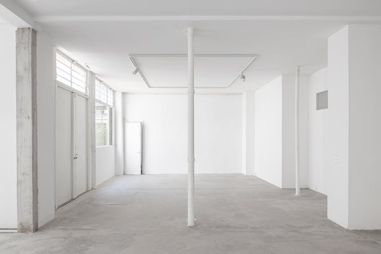 Large Showroom Rue Froissart - Image 4