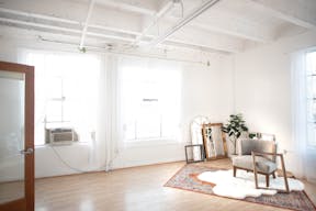 DTLA open space with Rattan Daybed Decor 1,150sf - Image 8