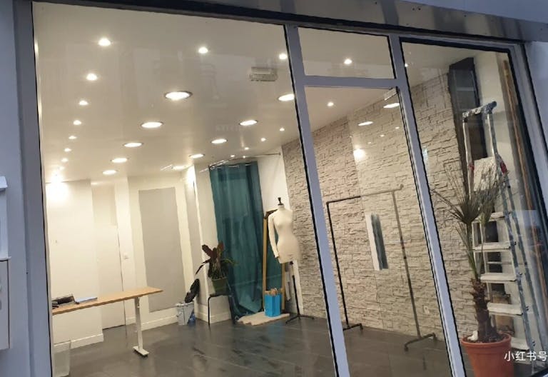 Boutique spacieuse et lumineuse au centre ville du 2e arrondissement - Image 2