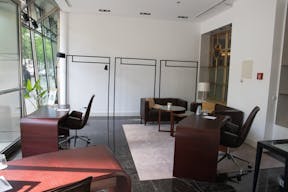 Elegant Retail Space at Historic Hotel Bristol - Image 20