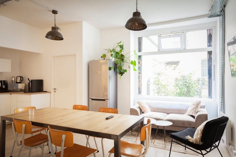 Bureaux lumineux dot� d'un grand open space avec un puit de lumi�re - Image 4