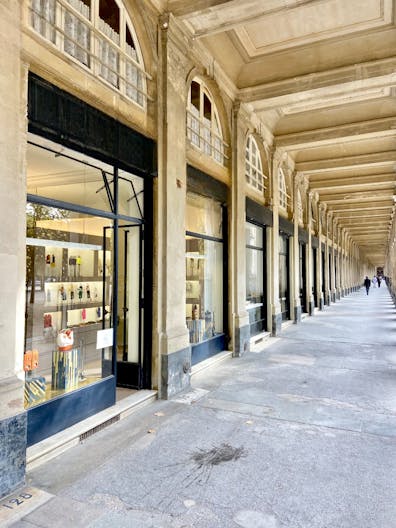 Boutique pop-up store - Jardin du Palais Royal Paris centre Louvre - Image 2