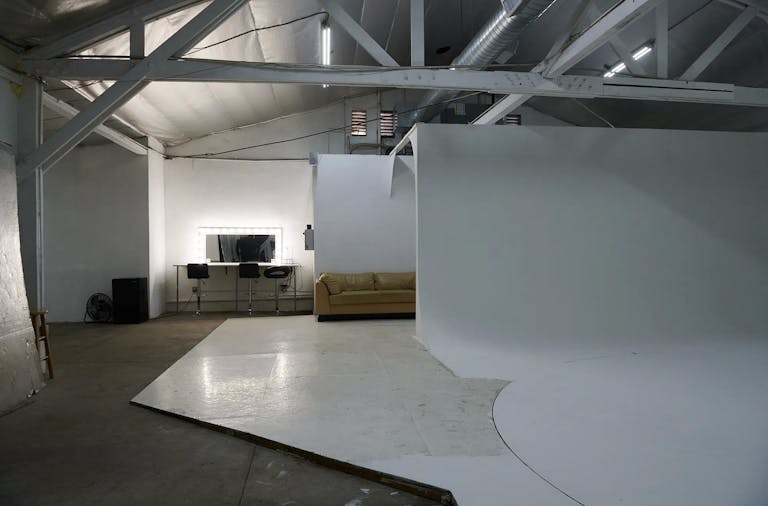 Olympic 3 - Large White Cyc Wall with Car Turntable - Image 4