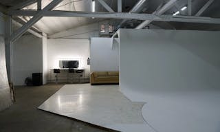 Olympic 3 - Large White Cyc Wall with Car Turntable - Image 4