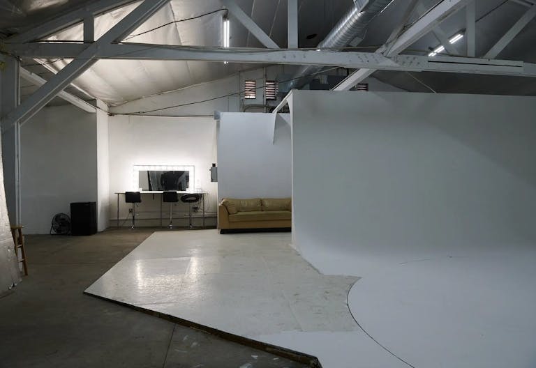 Olympic 3 - Large White Cyc Wall with Car Turntable - Image 4