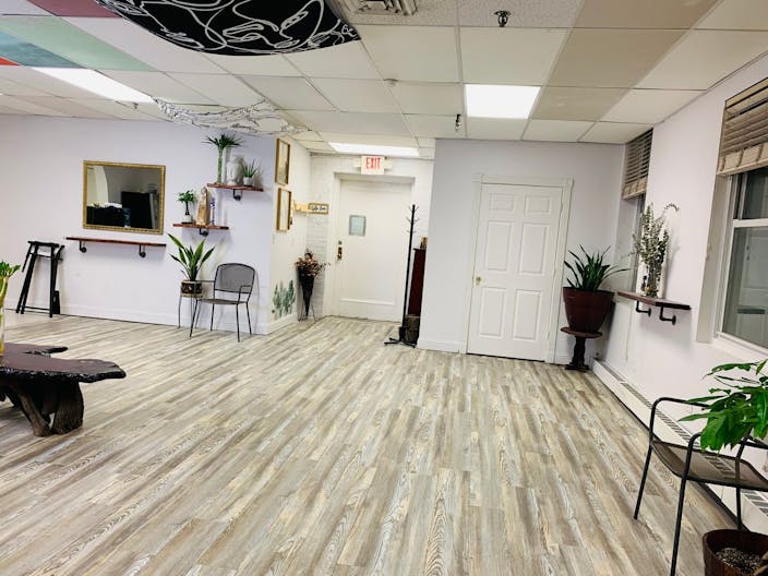 Charming, Spacious, Bright Studio - Image 3