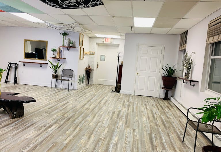 Charming, Spacious, Bright Studio - Image 3