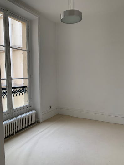 Parisian Showroom in the 7th Arr. - Image 2