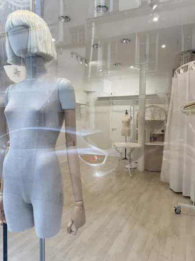 A bright white gallery-style retail space in the heart of Le Marais - Image 3