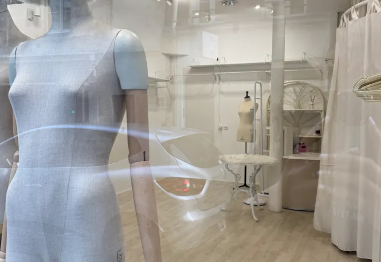 A bright white gallery-style retail space in the heart of Le Marais - Image 3