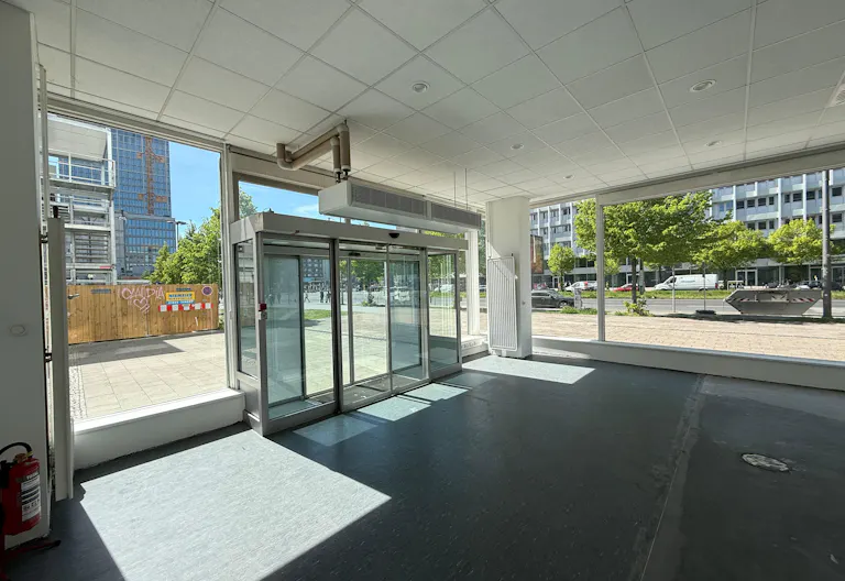 High-Traffic Retail Space Near Alexanderplatz - Image 0