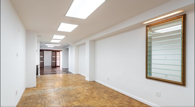 Standard Retail Space on the UES - Image 2