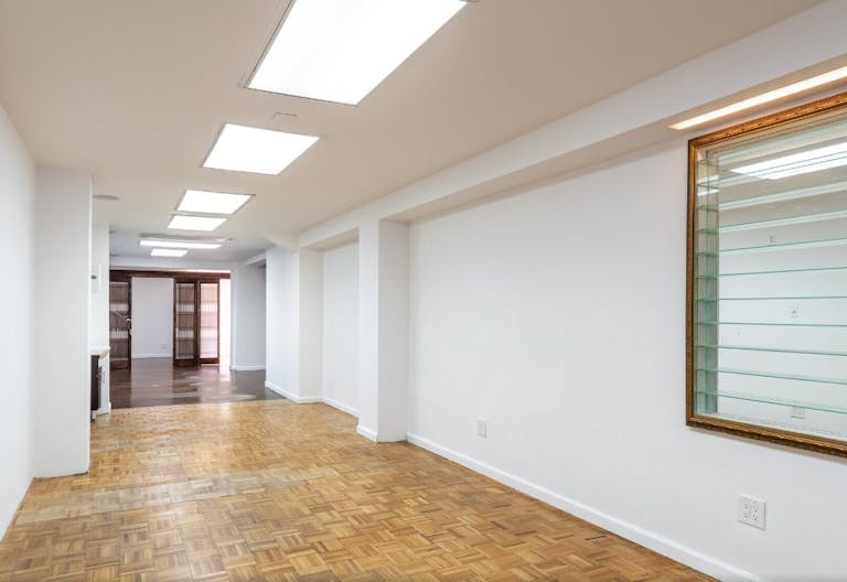 Standard Retail Space on the UES - Image 2