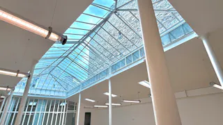 Loft industriel avec verrière zénithale - Image 8