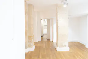 Large Fashion Showroom Rue des Minimes - Image 16
