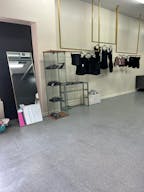 Spacious Boutique in Albany Park - Image 2