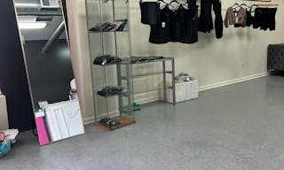 Spacious Boutique in Albany Park - Image 2