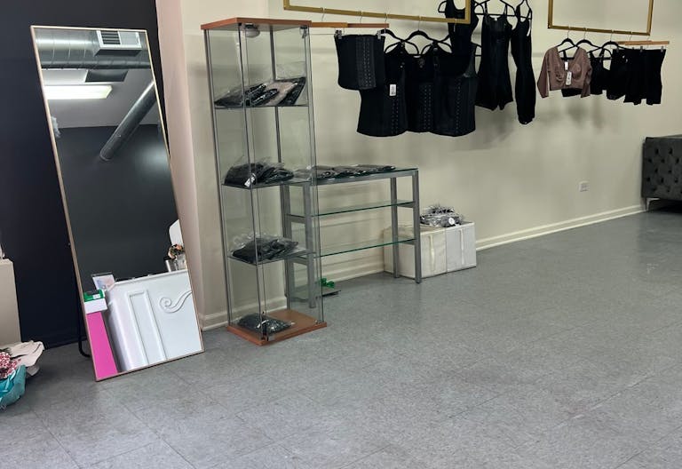 Spacious Boutique in Albany Park - Image 2