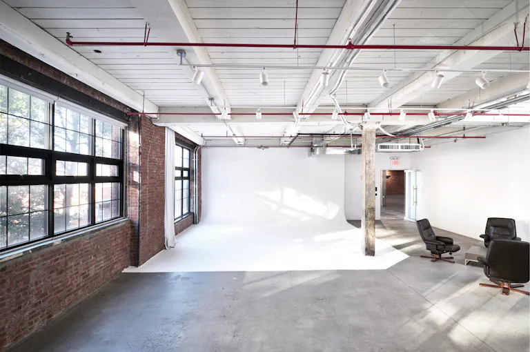 Spacious & Bright Daylight Studio in Greenpoint Luxury building - Image 1