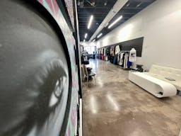 Melrose ave. New build, central location, high ceiling, multi purpose space - Nestled among luxury brands like Gucci and streetwear hotspots - Image 6