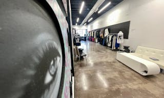 Melrose ave. New build, central location, high ceiling, multi purpose space - Nestled among luxury brands like Gucci and streetwear hotspots - Image 6