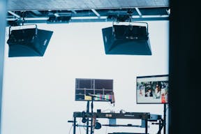 Luxurious, ground-level Soundstage with gorgeous lounge, large garage door and private parking - Image 8