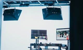 Luxurious, ground-level Soundstage with gorgeous lounge, large garage door and private parking - Image 8