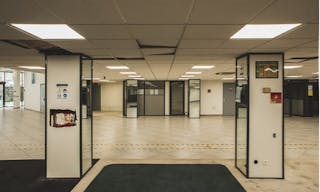 Industrial Space - Former Garage - Paris 11th Arrondissement - Image 2