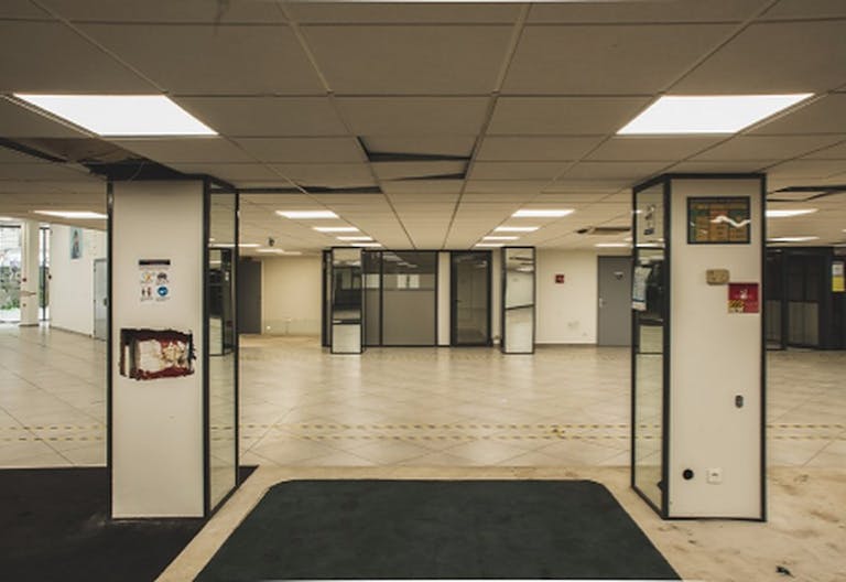 Industrial Space - Former Garage - Paris 11th Arrondissement - Image 2