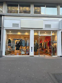 Emplacement pop-up store numéro 1 - Boutique située entre la place Victor Hugo et le Starbuck café. - Image 0