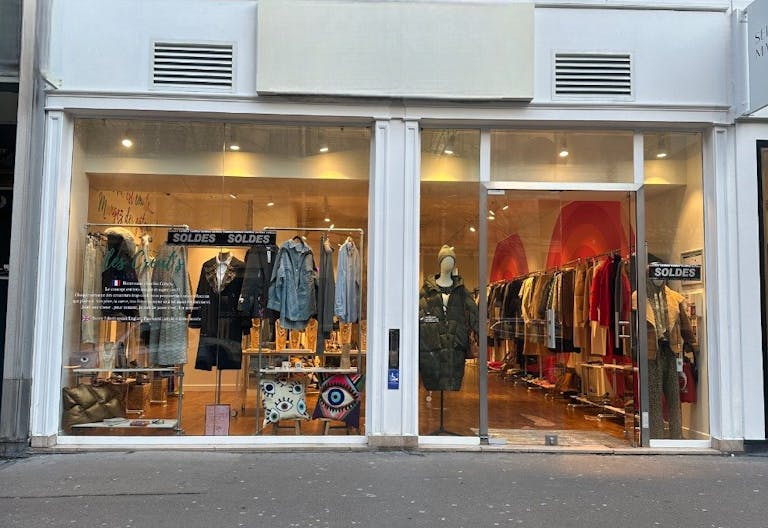 Emplacement pop-up store num�ro 1 - Boutique situ�e entre la place Victor Hugo et le Starbuck caf�. - Image 0