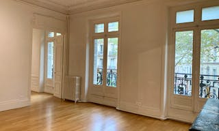 Beautiful Showroom in Saint-Germain - Image 5