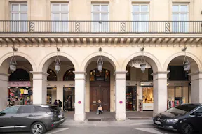 Un luxueux appartement en face du jardin des tuilerie - Image 1