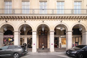 Un luxueux appartement en face du jardin des tuilerie - Image 1