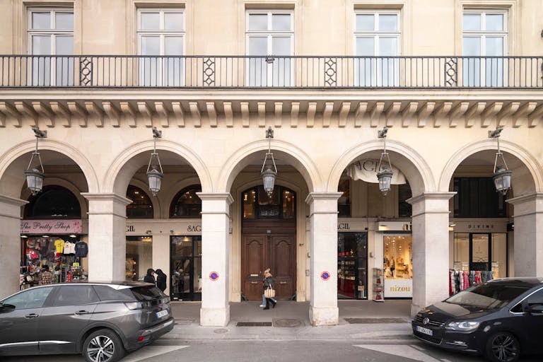 Un luxueux appartement en face du jardin des tuilerie - Image 1