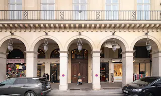 Un luxueux appartement en face du jardin des tuilerie - Image 1