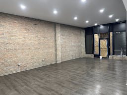 Pilsen commercial space - perfect for pop-up store/art gallery/ private sale - Image 5