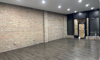 Pilsen commercial space - perfect for pop-up store/art gallery/ private sale - Image 5