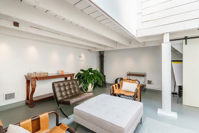 Tons of natural light! Soaring ceilings! Convenient Location! - Image 4