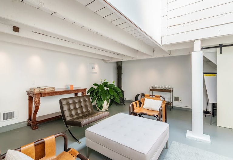 Tons of natural light! Soaring ceilings! Convenient Location! - Image 4