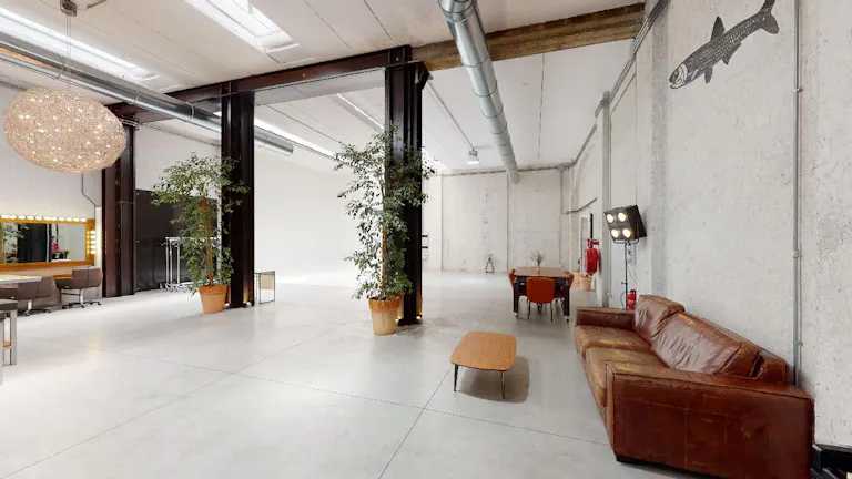 Raw Elegance: 300 sqm Industrial Open Space for Creative Projects, Showrooms and more.  - Image 1