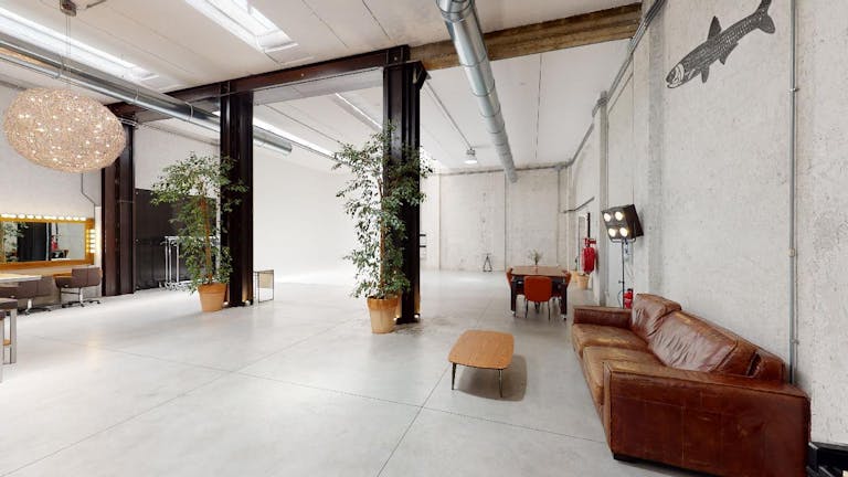 Raw Elegance: 300 sqm Industrial Open Space for Creative Projects, Showrooms and more. - Image 1