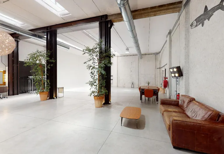 Raw Elegance: 300 sqm Industrial Open Space for Creative Projects, Showrooms and more. - Image 1