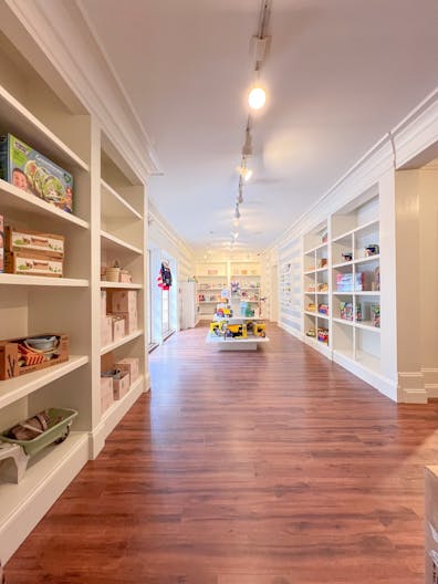 Hingham Retail space for rent in prime location - Image 0