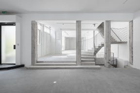 Large Showroom Rue Froissart - Image 15