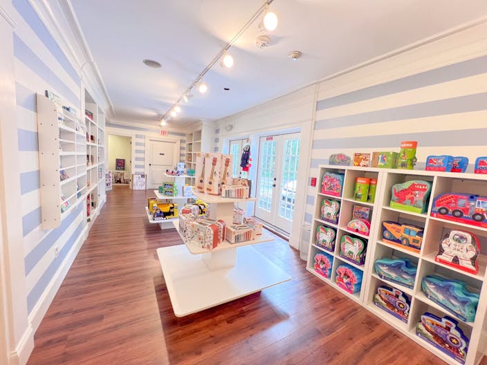 Hingham Retail space for rent in prime location - Image 4