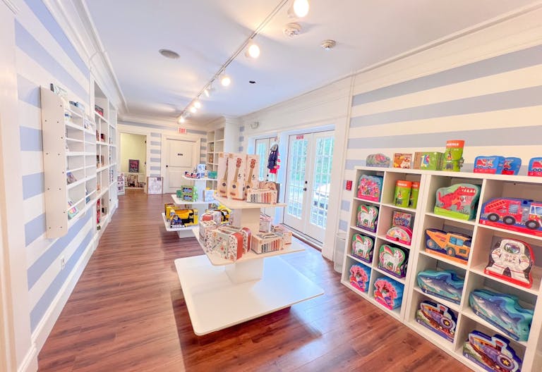 Hingham Retail space for rent in prime location - Image 4