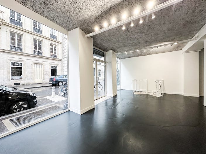 Spacious Gallery Space in the Haut Marais - Image 1